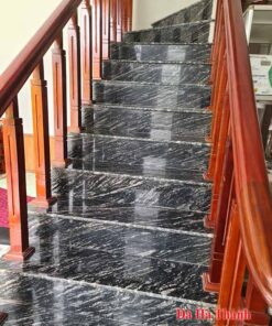 Cầu thang ốp đá đen rừng