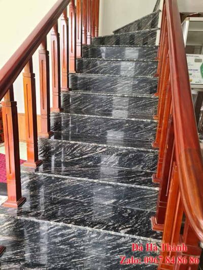Cầu thang ốp đá đen rừng