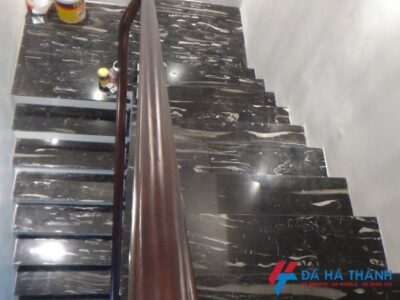Đá marble đen chỉ trắng ốp cầu thang