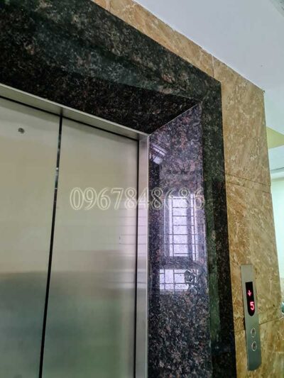 Thang máy ốp đá granite tự nhiên nâu anh quốc