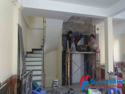 Thi công đá ốp cửa thang máy gia đình