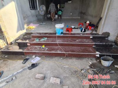Bậc tam cấp đá đỏ ruby tại Hà Đông
