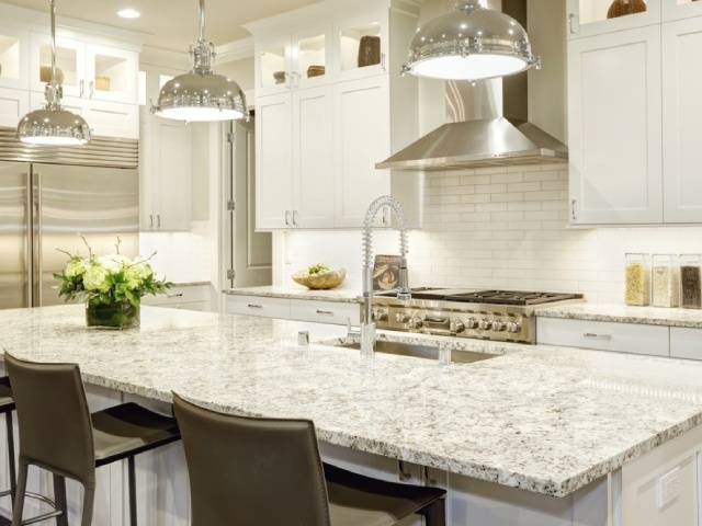 Sự kết hợp giữa màu đá ốp và nội thất trong phòng bếp