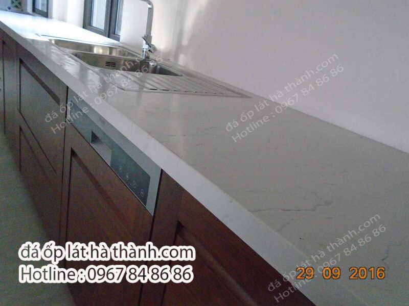 đá nhân tạo trắng ốp bếp