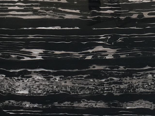 Gạch ốp lát marble đen với đường vân ấn tượng