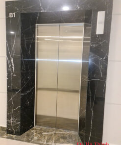 Thang máy ốp đá marble tự nhiên đen chỉ trắng