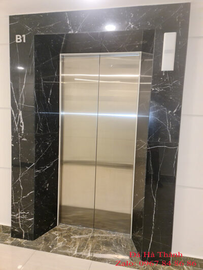 Thang máy ốp đá marble tự nhiên đen chỉ trắng